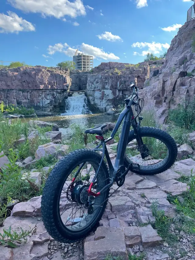 iGO Extreme 3.0 Fat Tire eBike  Low Kms, Charger + Unused Extras in eBike in Calgary - Image 4