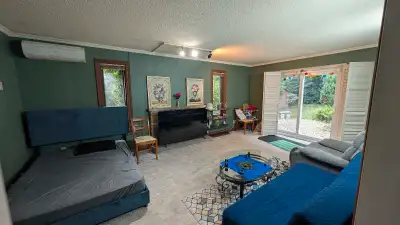 A private room with seperate bathroom available in Newmarket. Nearest intersection Davis and Alexand...