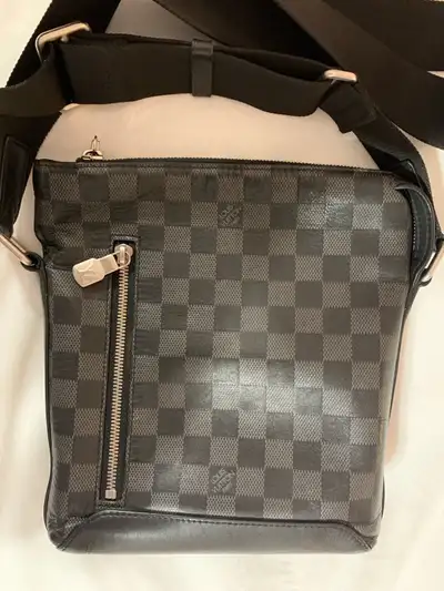 Louis Vuitton discovery bb messenger, View more