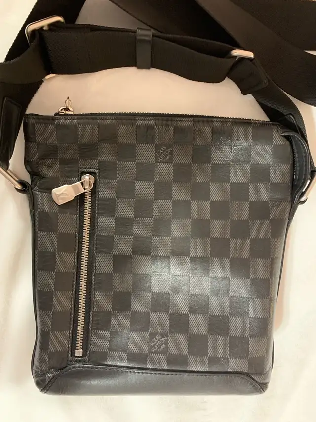Louis Vuitton discovery bb messenger in Other in City of Toronto - Image 2