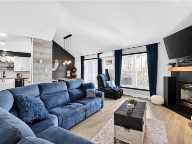 Superbe condo entièrement rénové, situé au dernier étage — photo 1