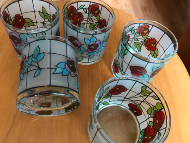 Five Vintage 1987 signed Cutler 8oz glasses Stain Glass Flowers in Arts & Collectibles in Winnipeg - Image 4