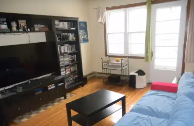 PLATEAU- 4 1/2 SPACIEUX AVEC CUISINE NEUVE +