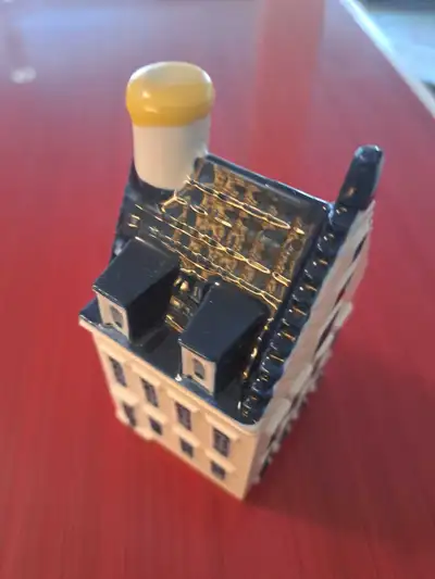 KLM house figure, View more