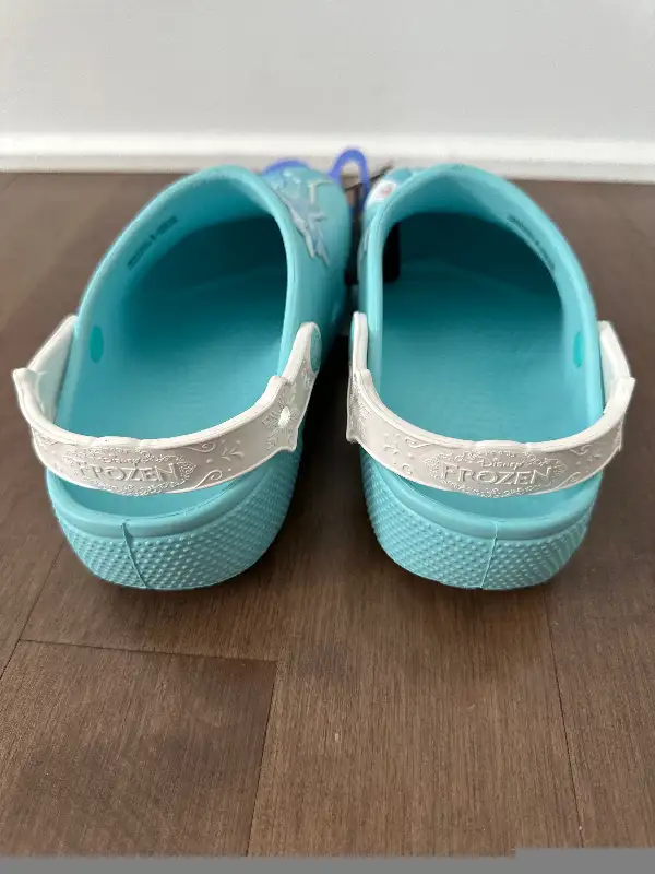 Crocs fille girl neuf jamais porté frozen grandeur 2 Elsa in Kids & Youth in Longueuil / South Shore - Image 4