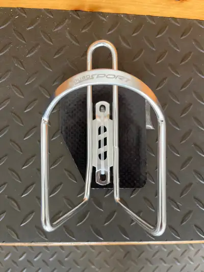 Heat treated aluminum alloy water bottle holder made by Aduro Sport. New, never used. Comes with mou...