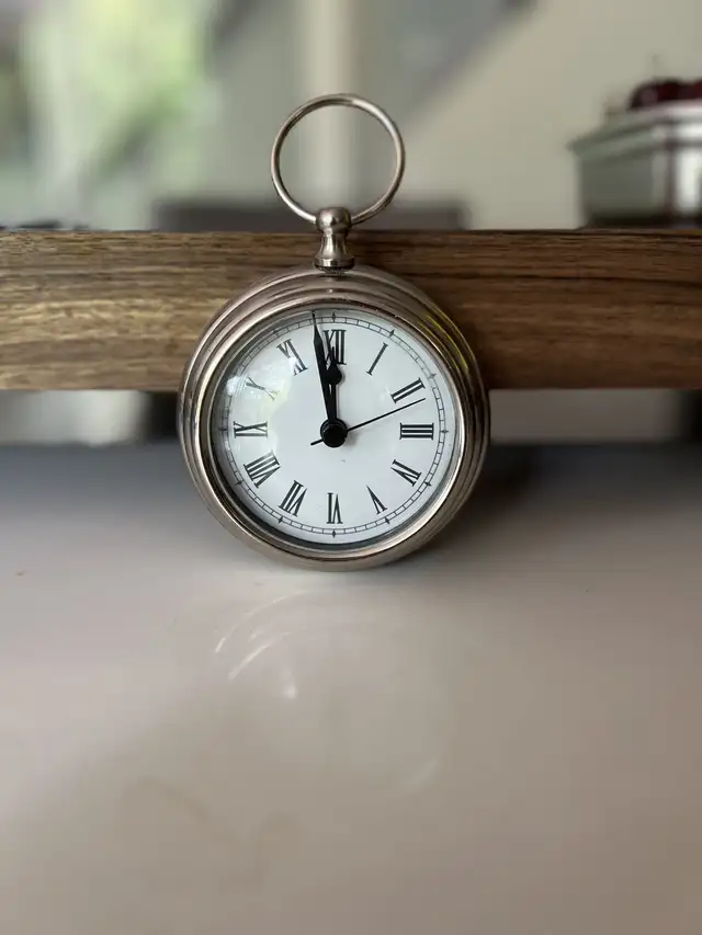 Pottery Barn Chrome Wall Table Clock in Home Décor & Accents in Mississauga / Peel Region - Image 5