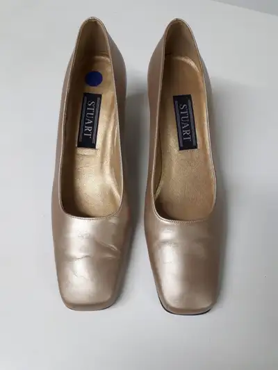 Ladies Leather Shoes size 9B , View more