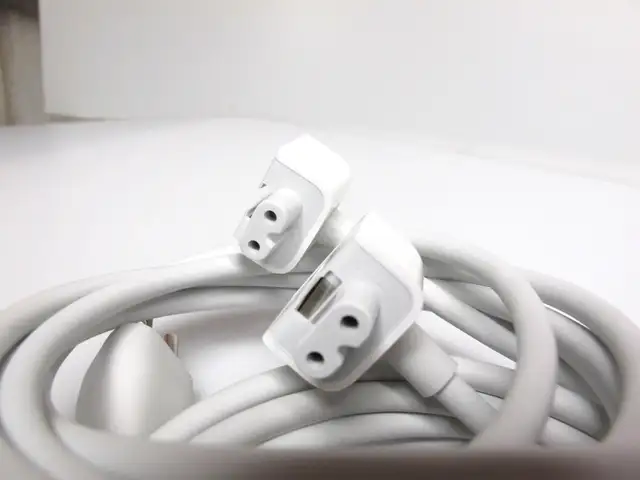 Pair New cond. Genuien Apple 6Ft power extension cords magsafe in Laptop Accessories in City of Toronto - Image 3