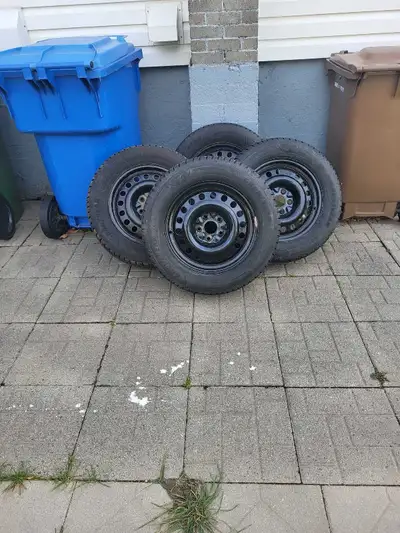 Pneu sur roue de 17 po 225/65/17 était sur un equinox 2013.a été utilisé 1 hivert seulement en très...