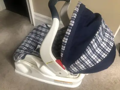GRACO INFANT CAR SEAT AND STROLLER COMBO, View more