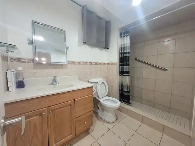 Room For Rent in Mississauga in Room Rentals & Roommates in Mississauga / Peel Region - Image 5