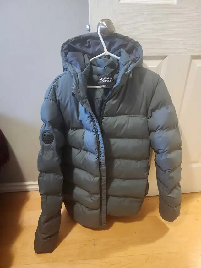 Men's hooded puffer jacket  in Men's in Calgary - Image 2