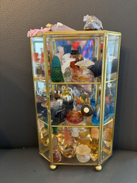Curio en or avec 21 bouteilles de parfum miniature