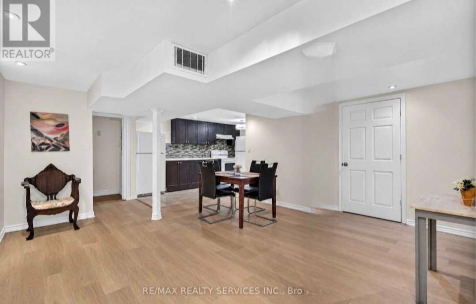 super quiet clean furnished room For rent Brampton 3