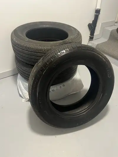 5 Tires Michelin Primacy A/S 225/65 17 usagé 9/32 ou 7 mm 4 en très bon état et 1 avec une crevaison...