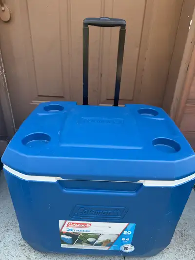 Pristine condition. Coleman wheeled extreme cooler. 50 quart, 84 cans capacity. Price at 174 at Amaz...