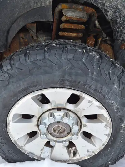 Lt275/65/18 BFG KO2 TIRES on Ford superduty lariat wheels.