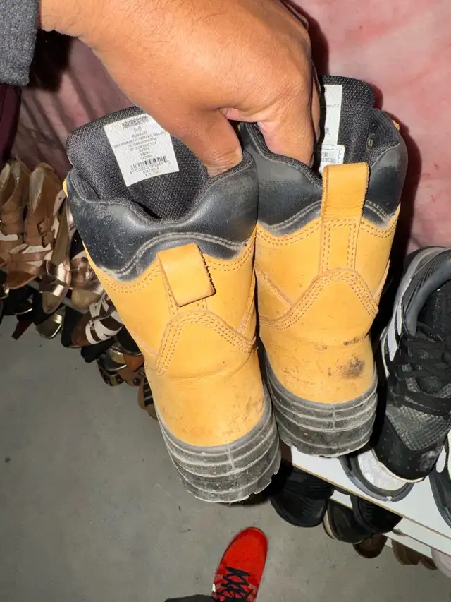 Size 9 Woman’s Work Boot in Men's Shoes in Markham / York Region - Image 3