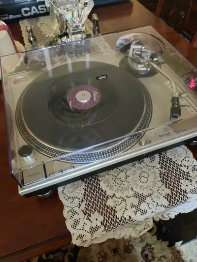 Vintage Turntable in mint condition Original,dust cover,rubber mat,45 adapter stereo cartridge all i...