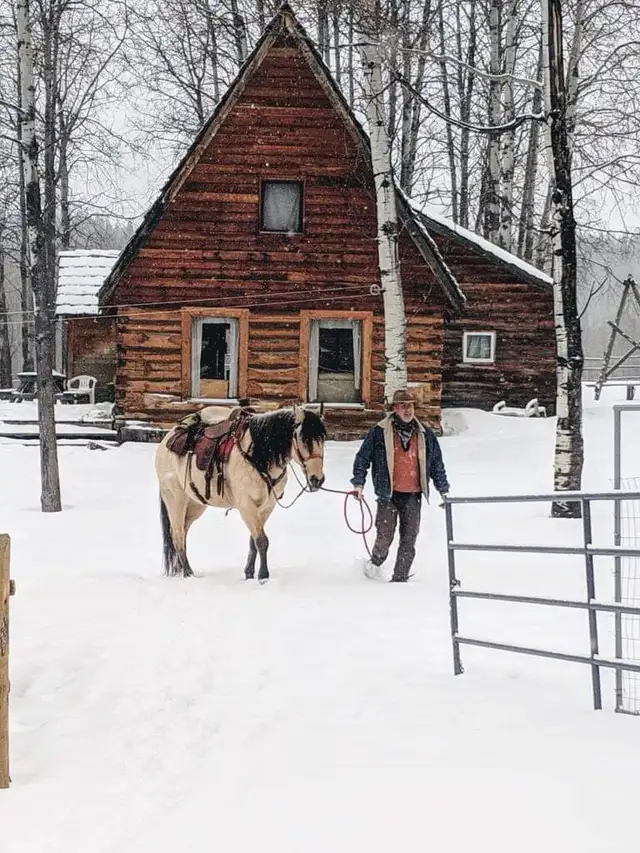 Winter wonderland with private hot tub in British Columbia in Canada - Image 3