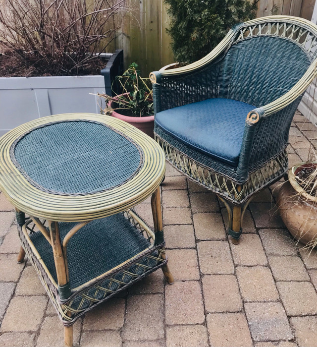 Vintage Chaise et table en osier rotin Wicker Armchair and Table dans Mobilier pour terrasse et jardin  à Laval/Rive Nord - Image 2