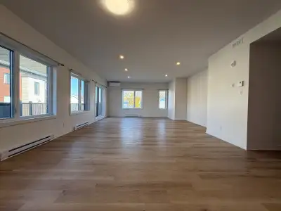 CESSION DE BAIL Magnifique 6 1/2 de 2 000 p.c. situé au demi sous-sol. Trois chambres et deux salles...