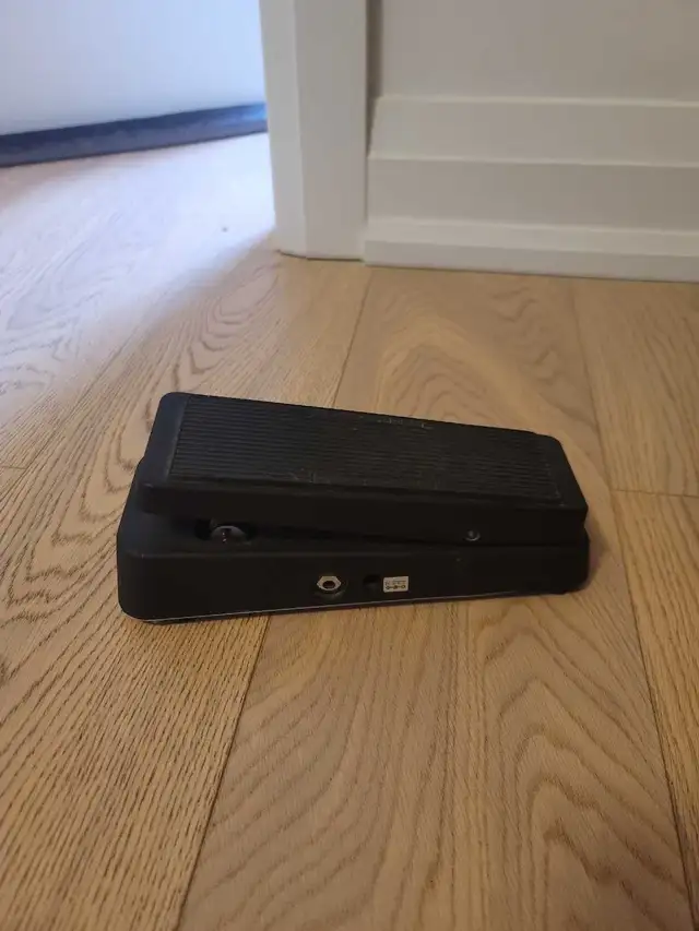 Dunlop Cry Baby Wah Pedal GCB-95 in Amps & Pedals in City of Toronto - Image 3