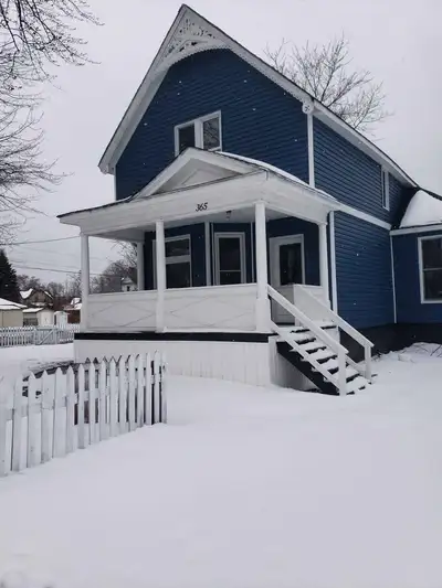 Large 1 bedroom, 1 bath completely renovated appartment. Great Location, Upper unit in duplex. Close...