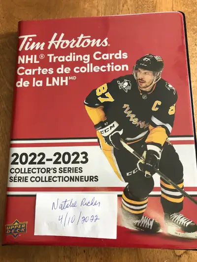 Compren 252 des 270 cartes pour le set complet Tim Hortons 2022-23 + album toutes les cartes sauf le...