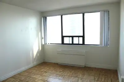 Looking for 2 Roommate In Downtown 2-Bed Apartment