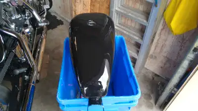 3.5 gallon aftermarket peanut fuel tank for Harley Sportster carbureted 04-06 direct fit. Vivid blac...