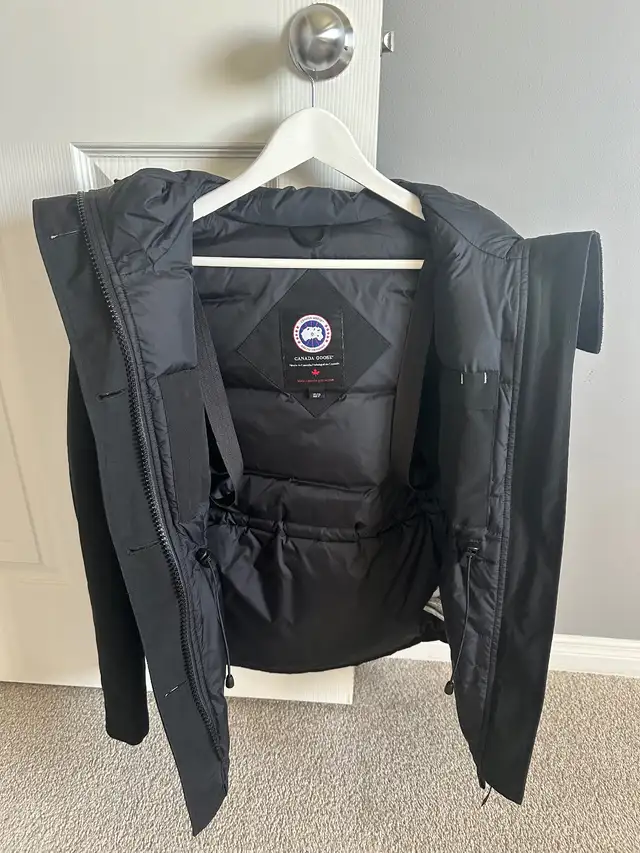 Canada Goose jacket size XS in Women's - Tops & Outerwear in Ottawa - Image 5