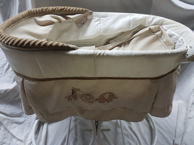 Baby Bassinet. Looks like new. I can deliver in Cribs in St. Albert