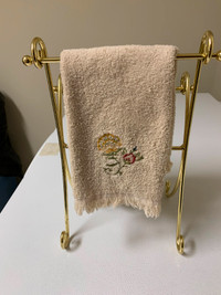 TOWEL  RACK  WITH  2  TOWELS