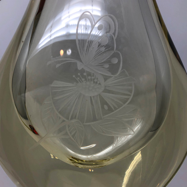 Zelezny Brod Sklo Czech Citrine Glass Vase Etched Butterfly in Arts & Collectibles in Kitchener / Waterloo - Image 2