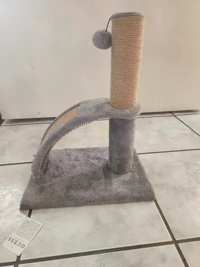 Arbre pour bébé chat .Très bien comme premier arbre à chat. Mon chat a pris de plaisir avec cette ar...