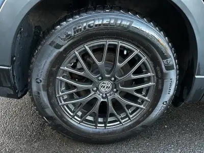 Ensemble de 4 pneus d’hiver Michelin X-Ice Snow SUV, montés sur des jantes en alliage à plusieurs ra...