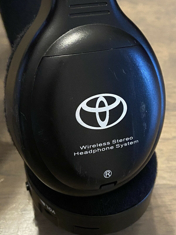 Toyota - OEM Wireless Headphones in Headphones in Burnaby/New Westminster - Image 3