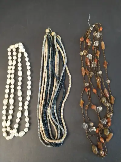Various costume jewelry necklaces in very good condition. Asking $5 each. Please check my other ads...