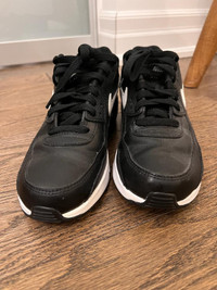 Black Nike AirMax 90 Sneakers Size (6Y / 7.5W)