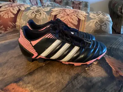 Addidas girls soccer shoes size 1, View more