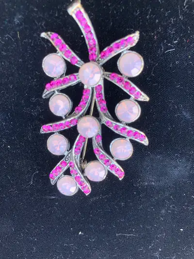 Excellent condition signed Weiss brooch no missing stones brooch measures 2 1/2 x 1 1/2 inches wide