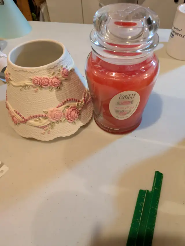 Yankee Candle lamp- rose and ivy in Home Décor & Accents in Hamilton - Image 2