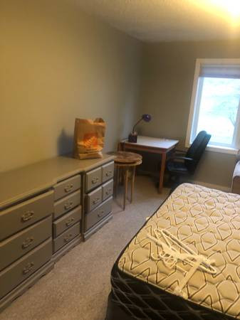 Bright spacious bedroom - Glen Hill Whitby in Room Rentals & Roommates in Oshawa / Durham Region