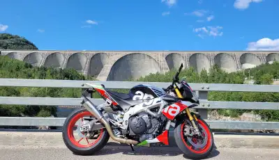 2017 Aprilia Tuono V4 1100 version Factory, un seul propriétaire et jamais accidenté. Cette moto en...