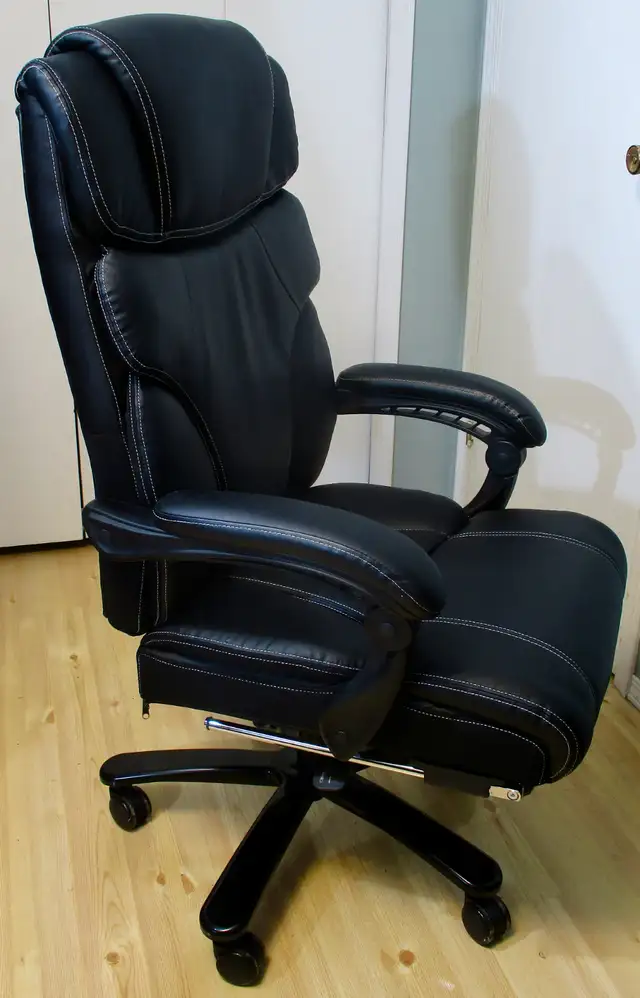 NEW Leather Office Chair, holds 400lbs, Reclines with Footrest in Chairs & Recliners in Kelowna - Image 11
