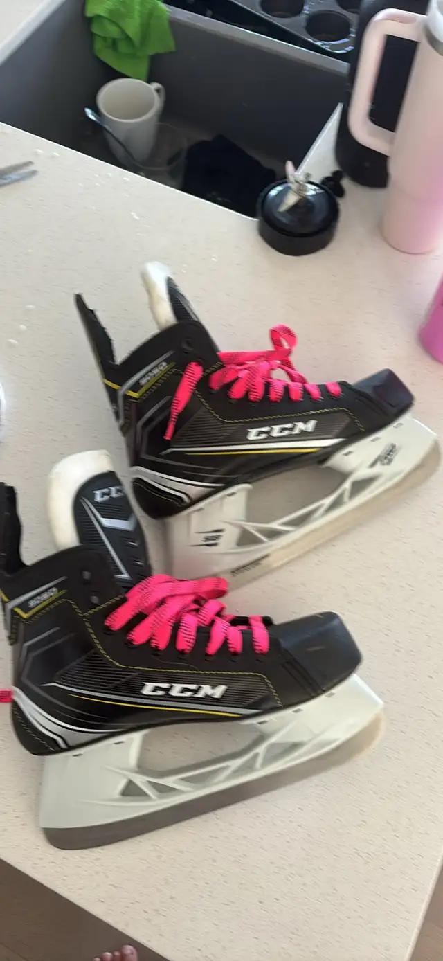 CCM Hockey Skates in Hockey in Winnipeg - Image 3
