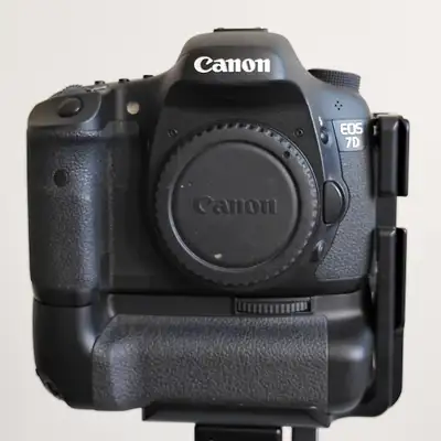 Canon - EOS 7D (29779 déclenchements / 150000) + RRS - B7D-L - Plaque en L (Arca-Swiss). Canon - BG-...