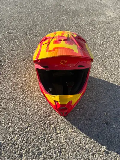 Youth Dirtbike / ATV / Snowmobile FOX Helmet. Good condition. Beak adjuster is cracked. (Photo)